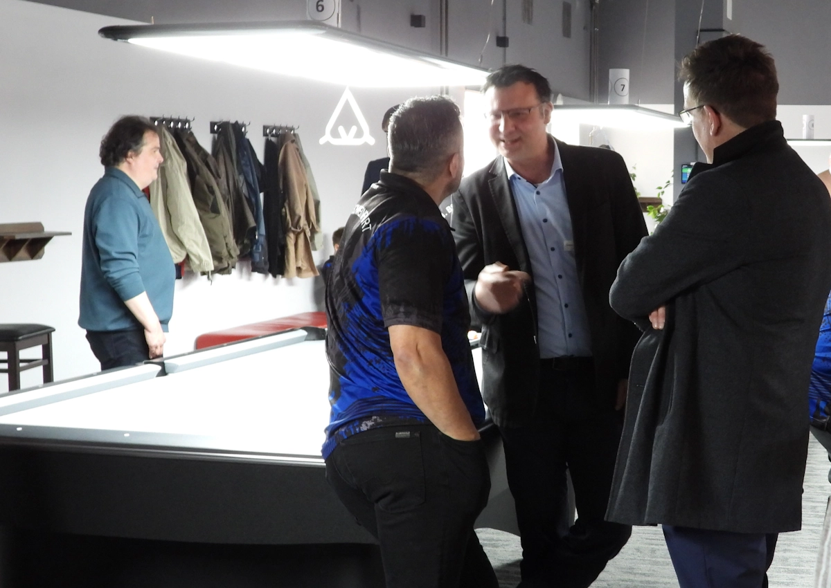 Alexander Strahl begrüßt einige Gäste