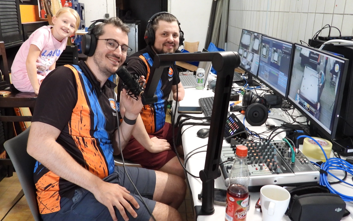Hendrik und Micha von Qniverse Of Pool moderieren professionell das komplette Turnier mit zwei Live-Streams