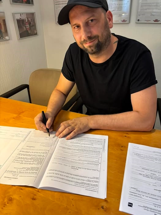 Ramon unterschreibt Mietvertrag