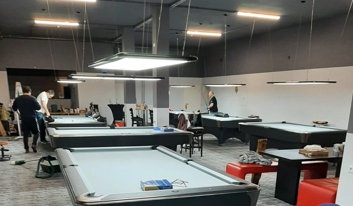 letzte Arbeiten an unseren neuen Billard-Tischen