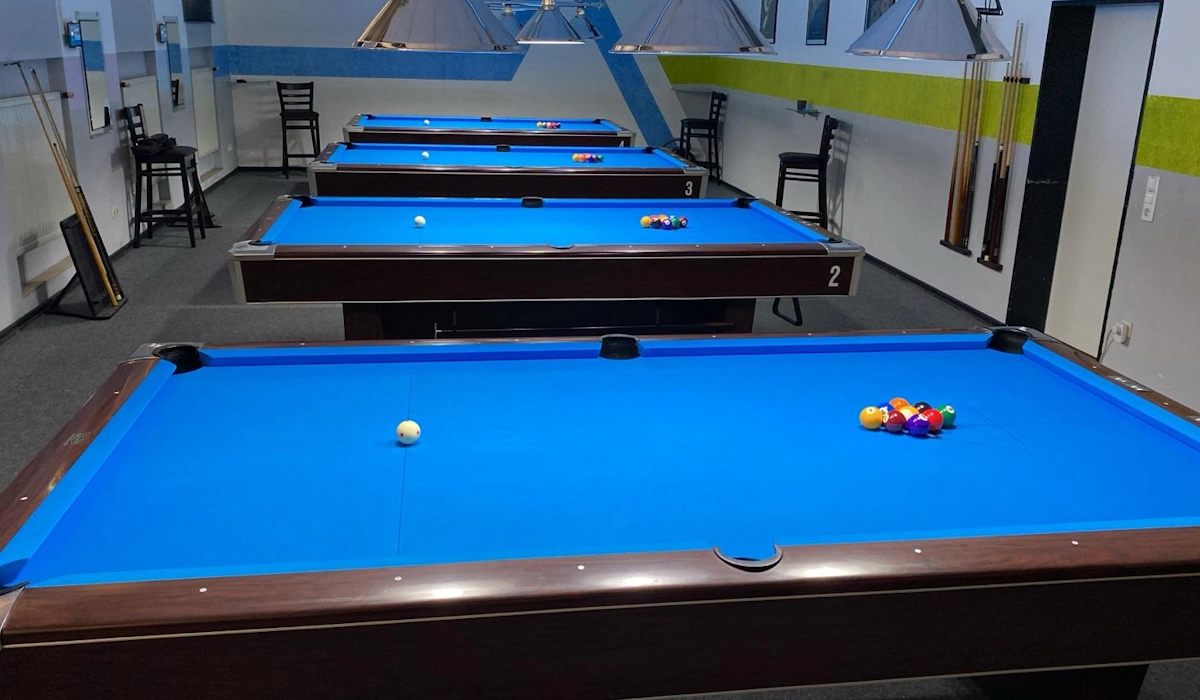 Billardtische frisch bezogen